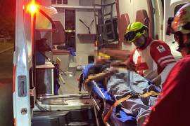 Testigos del accidente señalaron que el automóvil habría realizado una vuelta sin las debidas precauciones, lo que provocó que invadiera el carril de circulación de la motocicleta y derivara en el fuerte impacto registrado durante la noche del domingo.