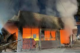 El fuego consumió gran parte del inmueble antes de ser controlado por los bomberos.