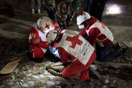 El motociclista derrapó varios metros sobre el pavimento en Paseo de la Reforma.