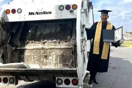 José Israel Hernández Chávez, originario de Matamoros, Tamaulipas, combinó durante cuatro años su trabajo como recolector de basura con sus estudios de Derecho hasta conseguir su título universitario.