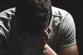 La tristeza y la depresión suelen utilizarse como sinónimos en conversaciones cotidianas, pero en realidad representan estados emocionales muy distintos.