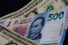 Peso mexicano retrocede tras su mejor nivel en casi nueve años