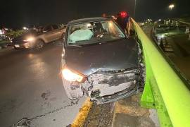 El vehículo terminó con severos daños tras chocar primero contra un Nissan Versa y posteriormente contra el barandal de un puente en el distribuidor vial San Isidro.