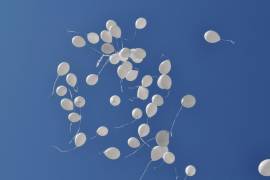 Con globos blancos y flores, amigos y familiares despidieron a Brisa Izela en Nueva Rosita.