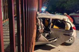 De acuerdo con los primeros reportes, el conductor habría perdido el control del volante al salir de una curva, provocando que la unidad terminara proyectada contra la estructura del puente peatonal.