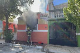 Los bomberos lograron controlaron las llamas en la vivienda.