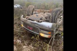 La camioneta terminó volcada a un costado de la carretera Múzquiz–Boquillas tras perder el control el conductor.