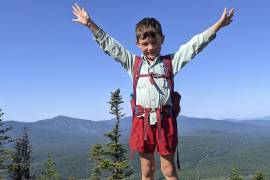 Harvey Sutton, de 5 años, al llegar a Bigelow Preserve, Maine, tras recorrer el Appalachian Trail con sus padres. AP/Joshua Sutton