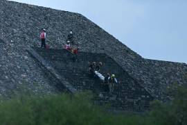 Tiroteo en Teotihuacán deja 2 muertos y 13 heridos extranjeros, incluidos niños. Autoridades investigan el ataque ocurrido cerca de la Pirámide de la Luna.