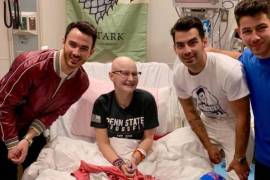 Jonas Brothers visitan a fan que no pudo asistir a su concierto por ir a quimioterapia