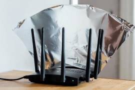 Un truco viral propone usar papel aluminio detrás del módem para mejorar la señal WiFi. Aunque tiene base científica, sus resultados son limitados y dependen del entorno