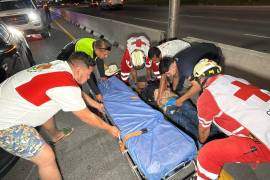 Automovilistas y cuerpos de emergencia colaboraron para inmovilizar al lesionado antes de llevarlo a un hospital.