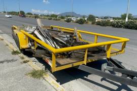 El remolque se desprendió de la camioneta y terminó varios metros adelante, sobre los carriles contrarios del bulevar Emilio Arizpe de la Maza.