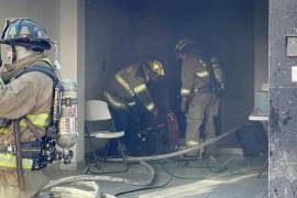 Los bomberos ingresaron al domicilio afectado por el incendio para controlar la situación y evitar mayores daños.
