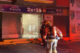 Elementos del Cuerpo de Bomberos trabajaron durante varios minutos en el interior de una tienda de conveniencia ubicada en Satélite Sur, donde un incendio movilizó a corporaciones de emergencia tras el reporte ciudadano recibido durante la noche.