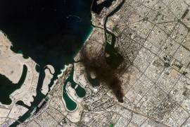 Esta imagen satelital proporcionada por Planet Labs PBC muestra Dubái, Emiratos Árabes Unidos, el domingo 1 de marzo de 2026.