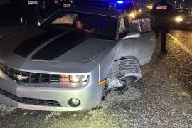 El vehículo quedó detenido frente a un lote de autos tras avanzar varios metros con una llanta destruida.