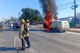 La cabina del vehículo quedó completamente envuelta en llamas en minutos.