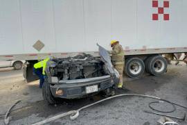 Elementos de Bomberos utilizaron equipo hidráulico y una grúa para liberar al conductor prensado; el uso del cinturón de seguridad fue clave para que el joven sobreviviera al aparatoso accidente.