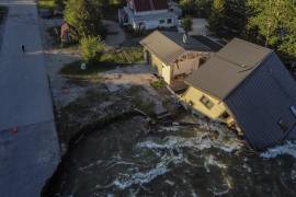 Ruinas de una casa después que la inundación se llevó un camino y un puente en Red Lodge, Montana, 15 de junio de 2022. Después de tres años crueles, el fenómeno climático La Niña ha terminado, dijo la Administración Nacional del Océano y la Atmósfera el jueves 9 de marzo de 2023.