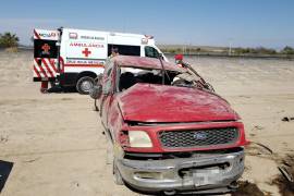 Una unidad de Cruz Roja llegó al lugar para brindar primeros auxilios prehospitalarios a dos hombres que viajaban en una camioneta FORD 150, con placas de Texas.