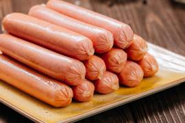 Las salchichas son uno de los alimentos más consumidos por su practicidad y sabor, pero estudios recientes advierten que muchas versiones económicas contienen más rellenos y aditivos que carne real.