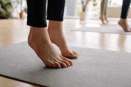 Esta es una sencilla prueba para medir la fuerza de gemelos y sóleos: elevar los talones y mantenerlos arriba durante un tiempo determinado según la edad.