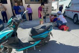 Paramédicos de la Cruz Roja acudieron al sitio para valorar al joven, quien afortunadamente no presentó lesiones de gravedad tras el incidente.