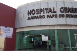 Los paramédicos de la Cruz Roja atendiendo a Luis ¨N¨ en el lugar de los hechos antes de ser trasladado al Hospital General Amparo Pape de Benavides.