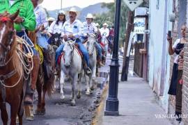 La tradición de la Cabalgata Navideña recorre las colonias de Sabinas, entregando juguetes y dulces.