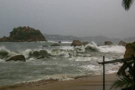 Aunque llegó con vientos sostenidos moderados, sus extensas bandas nubosas provocan lluvias intensas, oleaje elevado y riesgo de inundaciones en al menos diez estados del país, encendiendo las alertas de Protección Civil.