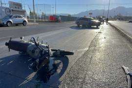 La motocicleta quedó dañada sobre el pavimento tras el impacto contra el vehículo que se le atravesó.