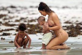 Paparazzi capta a Kim Kardashian de paseo en Los Cabos mostrando su espectacular figura
