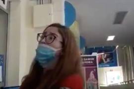 Surge #Lady3pesos, mujer insulta a empleados por negarle acceso a tienda con su hija menor de edad (video)