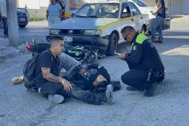 Uno de los ocupantes de la motocicleta quedó tendido sobre la carpeta asfáltica tras el impacto, presentando dolores en una pierna y en las costillas, mientras testigos solicitaban apoyo de las autoridades.