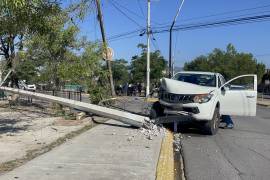 El poste de concreto termino derribado tras el impacto de la camioneta Mitsubishi L200 en Saltillo.