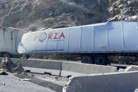 La circulación en ambos sentidos de la carretera 57 fue bloqueada mientras se limpiaba el accidente.