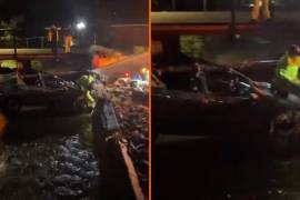 El vehículo quedó atorado bajo un puente peatonal tras ser arrastrado por la corriente del arroyo Primavera.