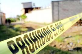 Elementos de seguridad acordonaron el domicilio ubicado en la colonia Lázaro Cárdenas tras el hallazgo del cuerpo.