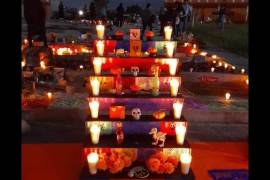 El altar, decorado con flores de cempasúchil y elementos tradicionales, se ha convirtió en un hermoso homenaje a los animales que han partido.