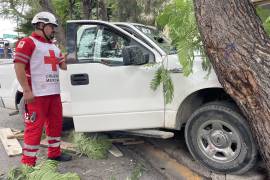 El vehículo terminó sobre la banqueta tras perder el control en la colonia República Poniente.