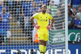 Nuevo portero del Liverpool hace un 'Karius' pero siguen invictos en la Premier League