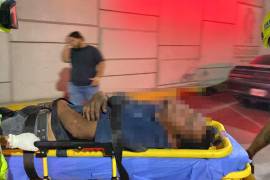 Paramédicos de la Secretaría de Salud brindaron los primeros auxilios al lesionado y posteriormente lo trasladaron al Hospital General para recibir atención médica por las lesiones sufridas tras la caída.