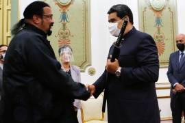 Nicolás Maduro empuña una espada samurái que le regaló el actor Steven Seagal (video)