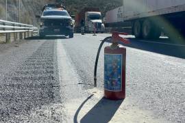 Transportistas se detuvieron para ayudar a sofocar el incendio en el motor del tráiler.