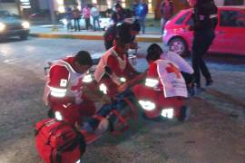 Paramédicos de la Cruz Roja brindaron los primeros auxilios a Guadalupe, atropellada por una ambulancia.