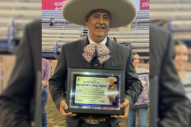 El charro, originario de Arteaga, Coahuila, fue reconocido en el LVI Campeonato Estatal de Charrería, por su valiosa trayectoria de 45 años.