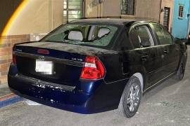 Vehículos estacionados resultaron dañados tras el paso de los pandilleros en el centro de la ciudad.