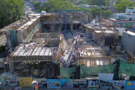 Se registro la caída de una grúa telescópica en una obra particular ubicada en Avenida Cuauhtémoc y Viaducto. autoridades confirmaron cinco personas lesionadas.