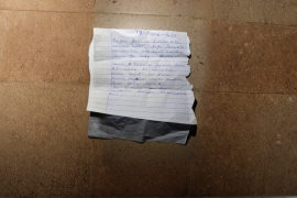 Carta entregada al jefe de la aldea de Woro, en el norte de Nigeria, en la que representantes del grupo terrorista nigeriano Boko Haram exigen una “reunión secreta” y el derecho a predicar en la aldea, de mayoría musulmana.